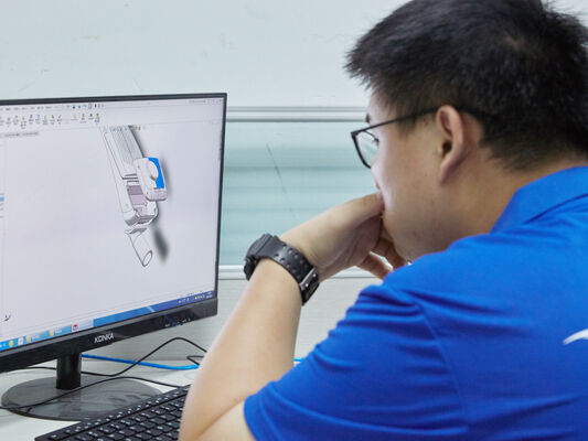 Lampada LED D4 a prova di umidità 160LPW con Ready 4 Emergency 4W@3HRS Plug and Play Facile da Manutenere​ Adatta per Garage e Illuminazione