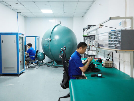 Lampada LED D4 a prova di umidità 160LPW con Ready 4 Emergency 4W@3HRS Plug and Play Facile da Manutenere​ Adatta per Garage e Illuminazione