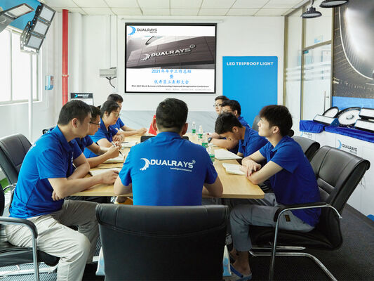 Lampada LED D4 a prova di umidità 160LPW con Ready 4 Emergency 4W@3HRS Plug and Play Facile da Manutenere​ Adatta per Garage e Illuminazione