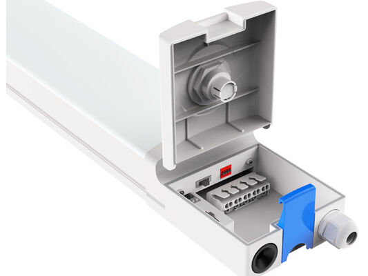 Lampada a prova di umidità D4 LED 160LPW con presa Ready 4 Emergency 4W@3HRS applicata per parcheggi, fabbriche, magazzini con scaffalature basse, ecc.